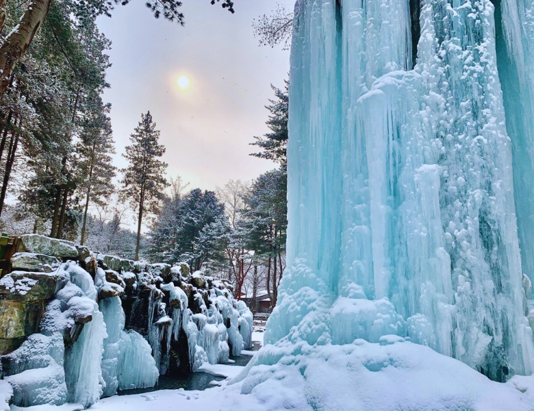 /images/2025/11/30/1764501601048471-南怡島冰墻.jpg 南怡島冰墻.jpg